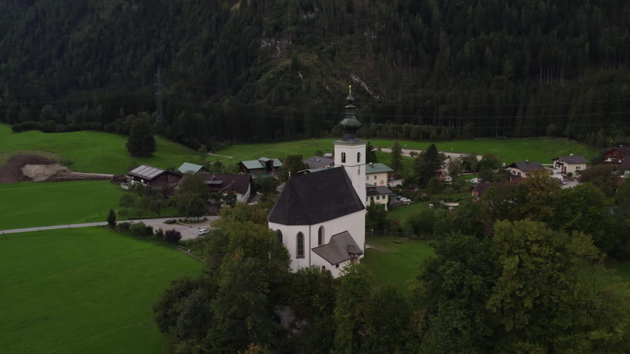 Chiesa autunnale nella valle di Golling an der Salzach