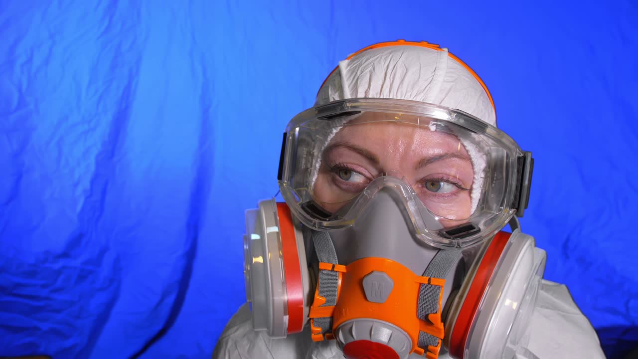 científico virólogo en respirador. mujer mira de cerca, usando una máscara médica de protección. concepto de seguridad de la salud n1h1 epidemia de coronavirus 2019 ncov.