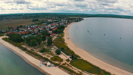 Drohne-Fliegt-über-Der-Landzunge-Mit-Der-Stadt-Rewa-Im-Hintergrund