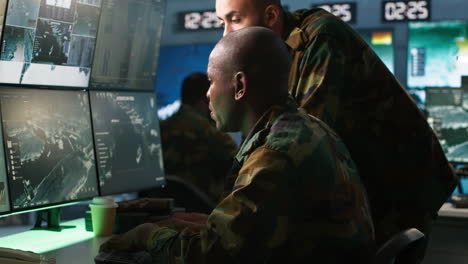 operadores de telecomunicaciones del ejército que introducen datos en los sistemas