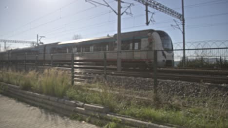 el tren en los rieles, 4k uhd slowmo