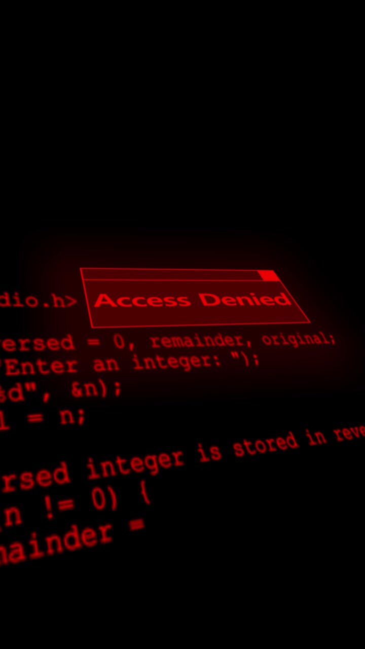 Sfondo di codice rosso "accesso negato" con pannello di avviso luminoso, testo di programmazione e cyber scuro