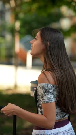 mujer joven al aire libre