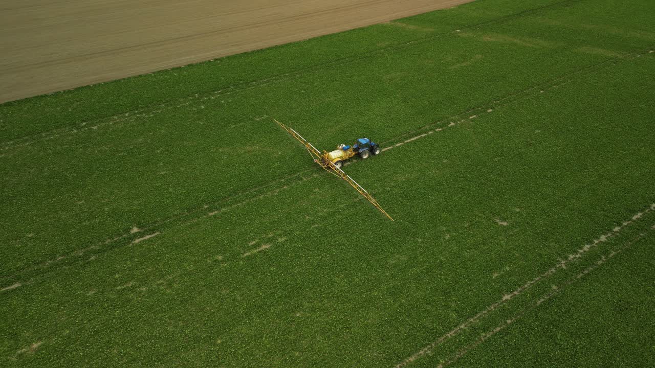 작물 보호 제품을 살포하는 직선으로 이동하는 풀형 분무기가 있는 트랙터, 공중 전망