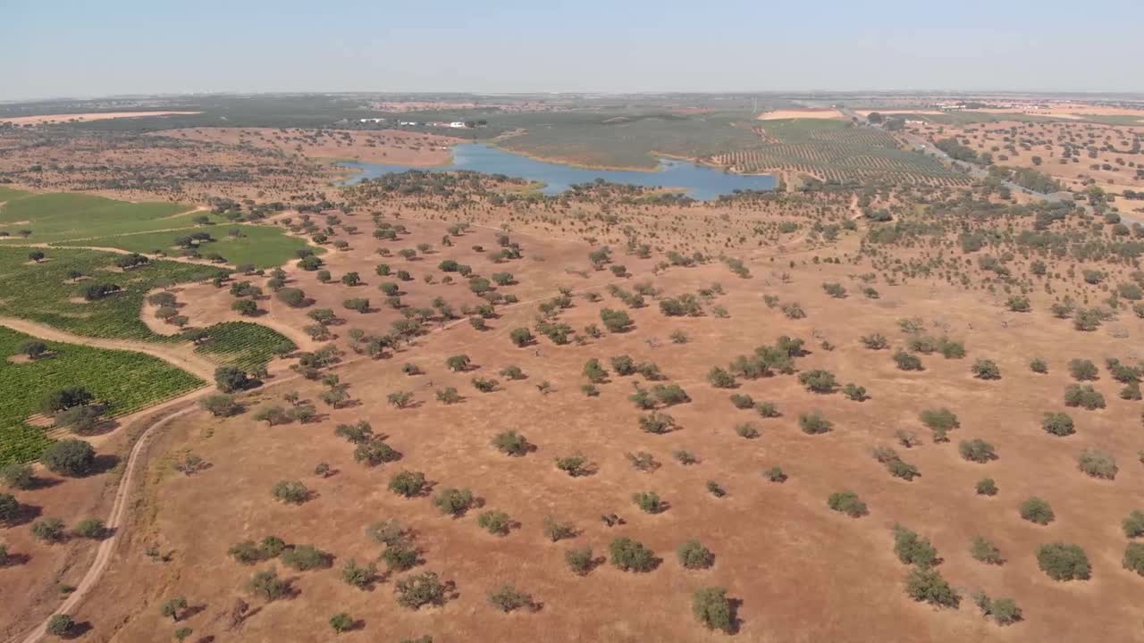 toma aérea hacia adelante del desierto seco y el lago en segundo plano durante el caluroso verano en portugal