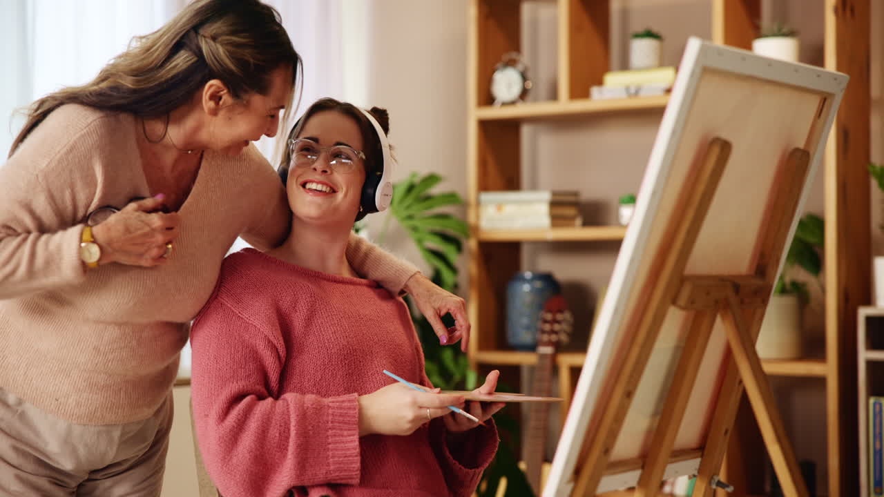할머니가 손녀에게 그림을 그리는 법을 가르친다