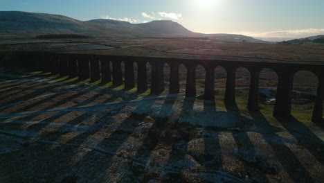 paso elevado del puente ferroviario al atardecer con largas sombras en invierno en el viaducto ribblehead