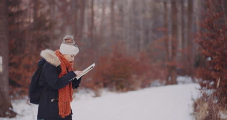 Weibliche-Touristenkarte-Im-Wald-Im-Winter-5-.-Lesen