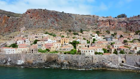 Vista-Aérea-Del-Pueblo-De-Monemvasia-Frente-A-La-Costa-Este-Del-Peloponeso,-Grecia.