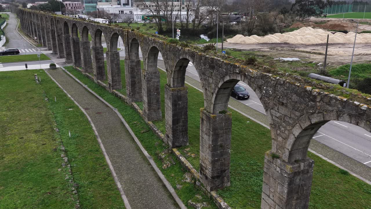 Luftfoto af et vandakvædukt fra det 17. århundrede med buer i Portugal. Byen Vila do Conde
