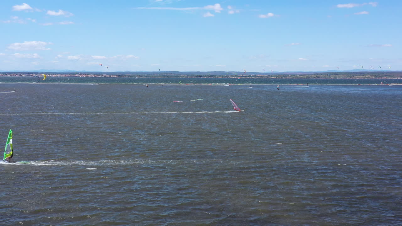 windsurf en el etang de thau sete francia día soleado toma aérea