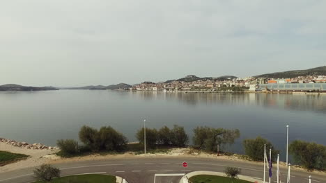 Vuelo-Interior-Al-Aire-Libre-Con-Dron-Desde-El-Interior-Hasta-La-Habitación-Hasta-Sibenik