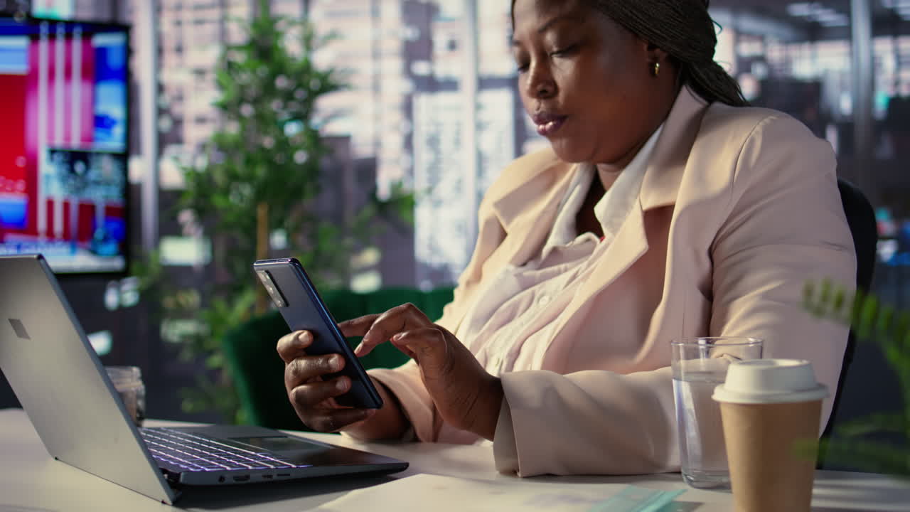 donna d'affari che usa lo smartphone in ufficio