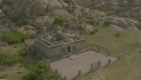 Toma-Aérea-Del-Templo-Hindú-Nagarparkar-Rodeado-De-Piedras-En-Pakistán.