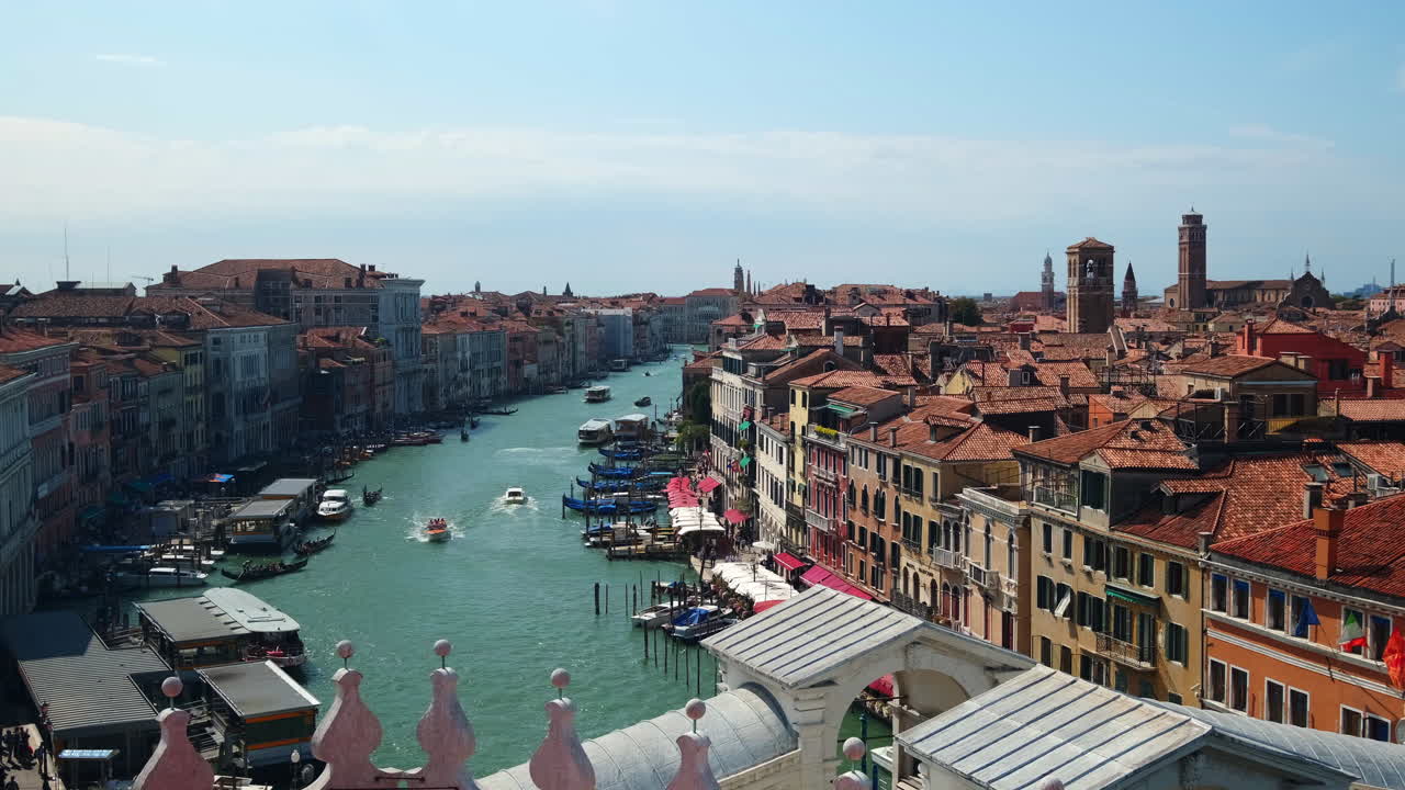 hermoso paisaje urbano de la ciudad de venecia durante el día soleado con edificios medievales y botes a lo largo del canal de agua