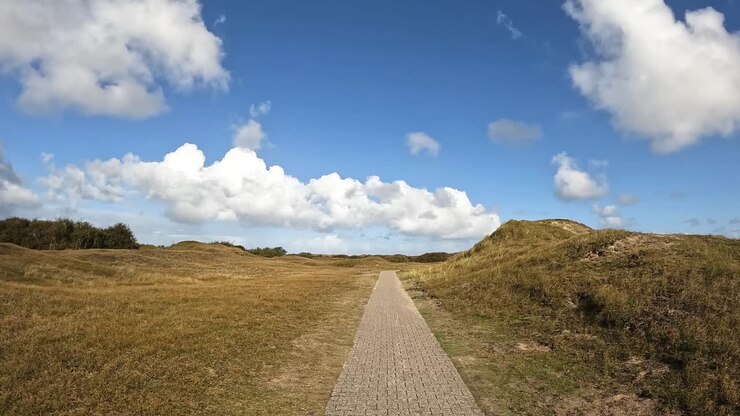Camminando lungo un sentiero escursionistico nella riserva naturale di Norderney, Germania.