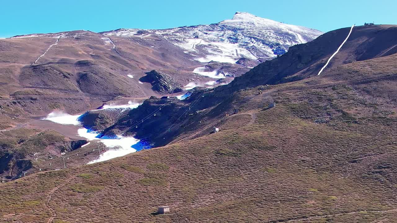 Vista sulle montagne di Granada, Spagna, con neve e cielo sereno