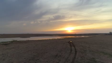 vista aérea del amanecer de primavera sobre el lago