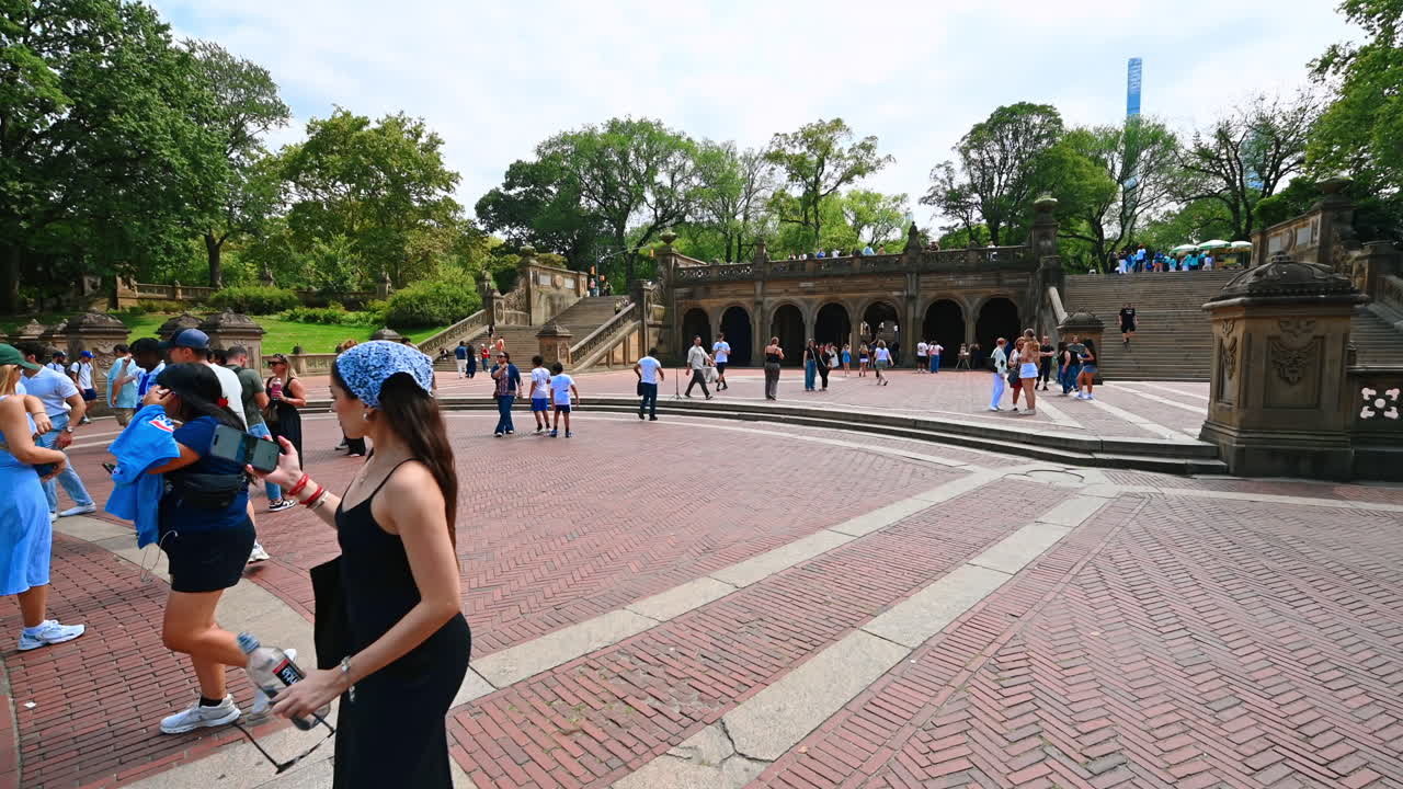 New York, USA, 1 agosto 2025: turisti che scattano selfie alla Bethesda Terrace di Central Park. Persone si radunano e scattano selfie vicino alla Bethesda Terrace e alla fontana di Central Park, New York.