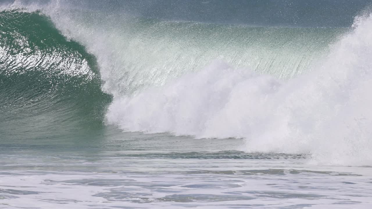 ondas poderosas que forman un tubo de barril hueco