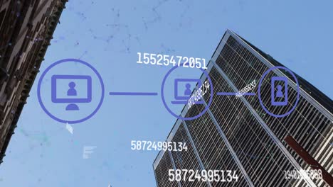animación del procesamiento de datos con iconos de medios sobre el paisaje urbano