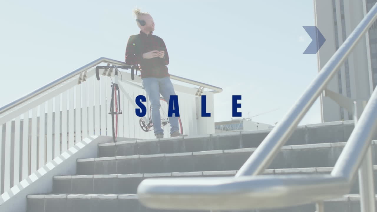 판매 텍스트의 애니메이션, 화살표, 로스, 알비노 아프리카계 미국인 남자가 야외에서 음악을 듣고