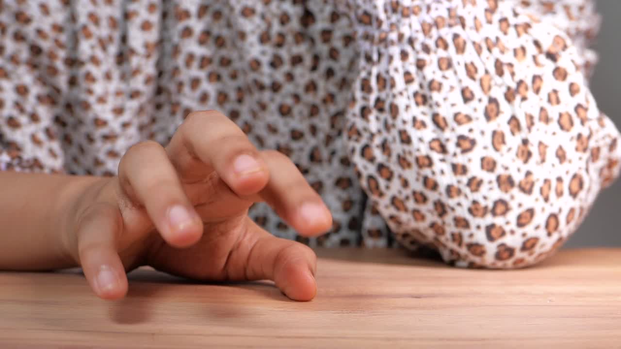 나무 테이블 에 있는 여자 의 손