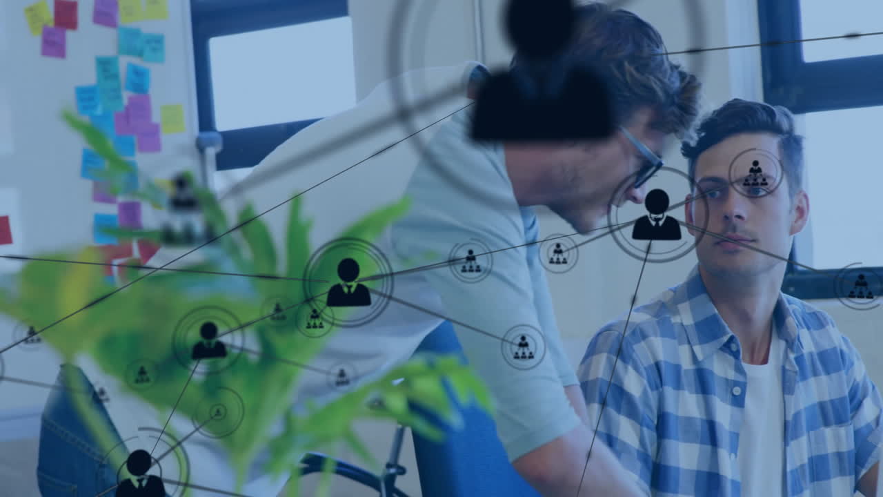 animación de la red de conexiones con iconos sobre diversos colegas discutiendo el trabajo en la oficina