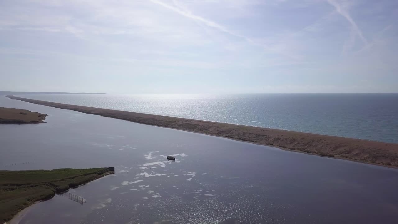 наблюдение с воздуха слева направо над лагуной флота на пляже чесил