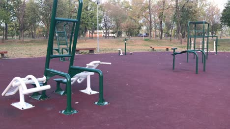 Closeup-of-24-hour-outdoor-fitness-gym-with-two-bicyclists-in-background