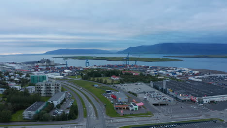 Luftaufnahme-Von-Sundahofn,-Dem-Größten-Frachthafen-In-Island,-In-Reykjavik.-Drohnenansicht-Panorama-Der-Isländischen-Hauptstadt-Mit-Handelshafen-An-Der-Küste.-Geschäftskonzept