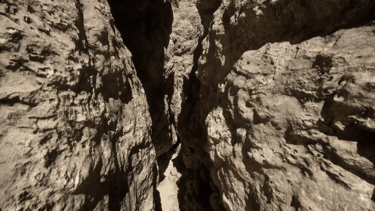 estrecho cañón con paredes de roca empinadas