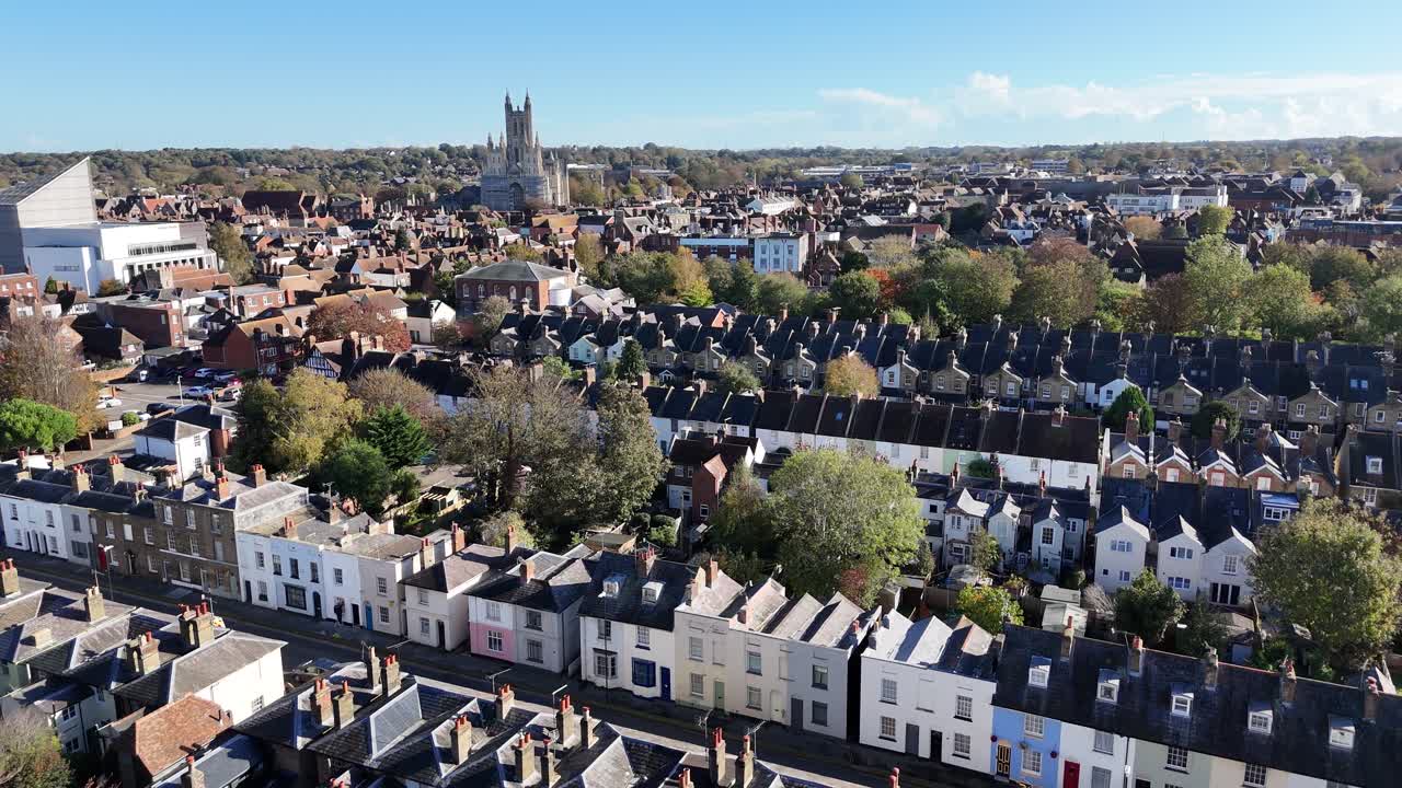 fila de casas adosadas centro de la ciudad de canterbury kent drones aéreos del reino unido
