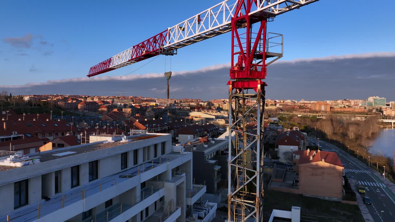 enorme grúa junto a edificios en construcción, vista aérea
