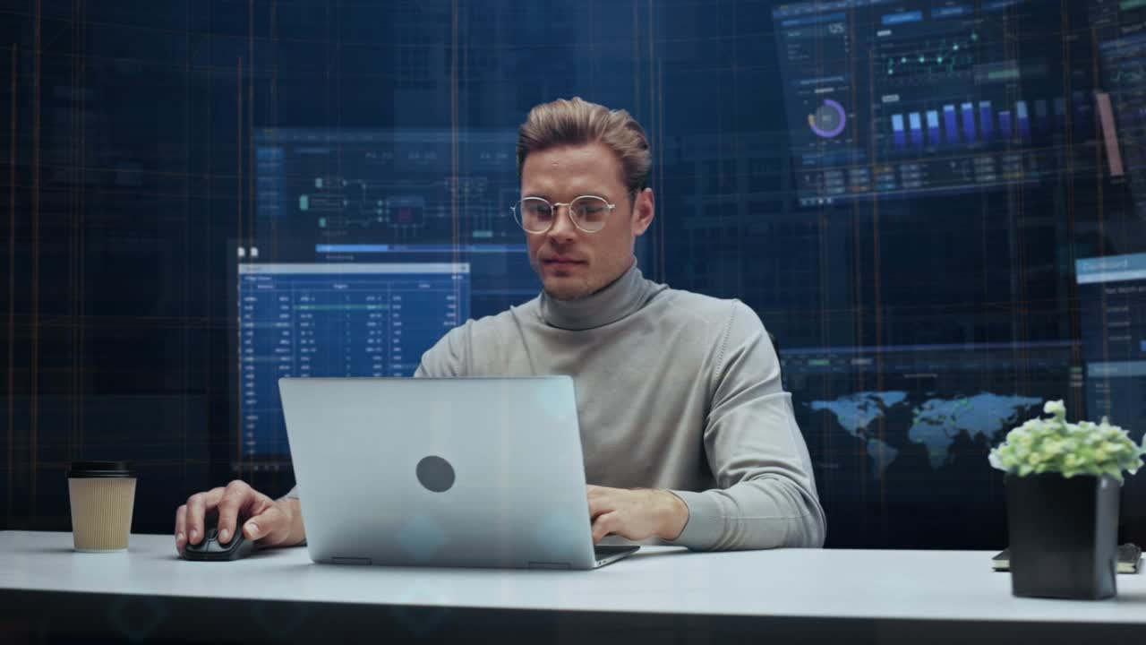 애니메이션 가상 배경으로 사무실 관리자: 노트북 컴퓨터에서 일하는 책상에 앉아있는 사업가, 빅 데이터 금융 분석을하는 사람, 360도 추적, 카메라 이동.