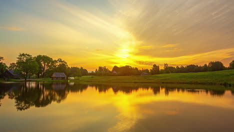 See-Bei-Sonnenuntergang-Mit-Himmel-Und-Wolken,-Die-Sich-Im-Wasser-Spiegeln