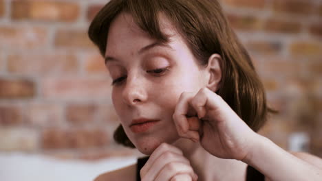 mujer en el dormitorio