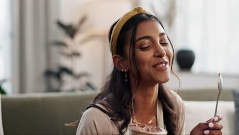 Mujer-En-El-Sofá-Comiendo-Helado-Con-Una-Sonrisa