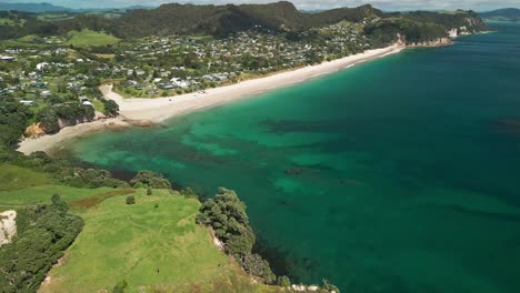 Schwimmt-Bei-Flut-über-Dem-Strand-Von-Hahei