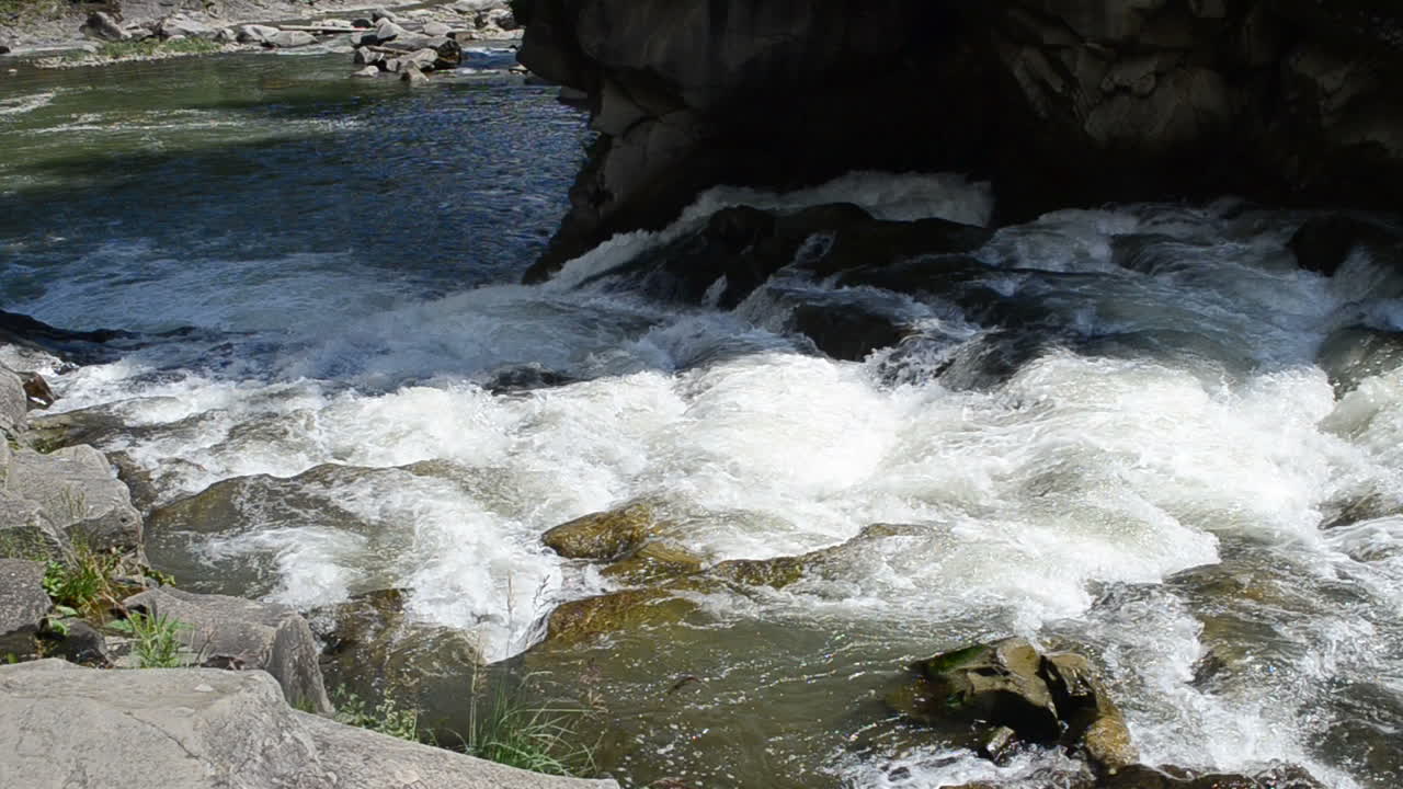 Sassi e fiume. Cascate e fiume di montagna