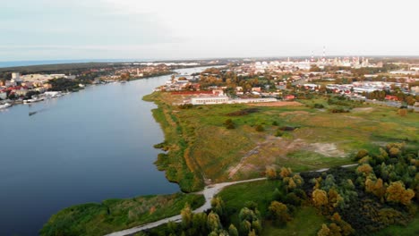 toma aérea del puente atirantado sobre el río motława en gdansk, polonia