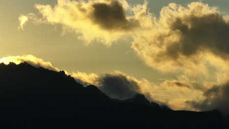 Sonnenuntergang-In-Den-Französischen-Alpen,-Gelbe-Himmelswolken-über-Dem-Bergrücken