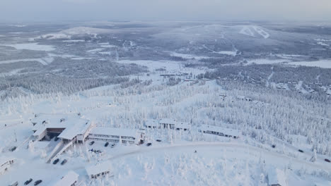 Toma-Aérea-Inclinada-Después-De-Un-Invierno-En-Bicicleta-Desde-La-Cima-De-La-Caída-Iso-syote,-En-Finlandia