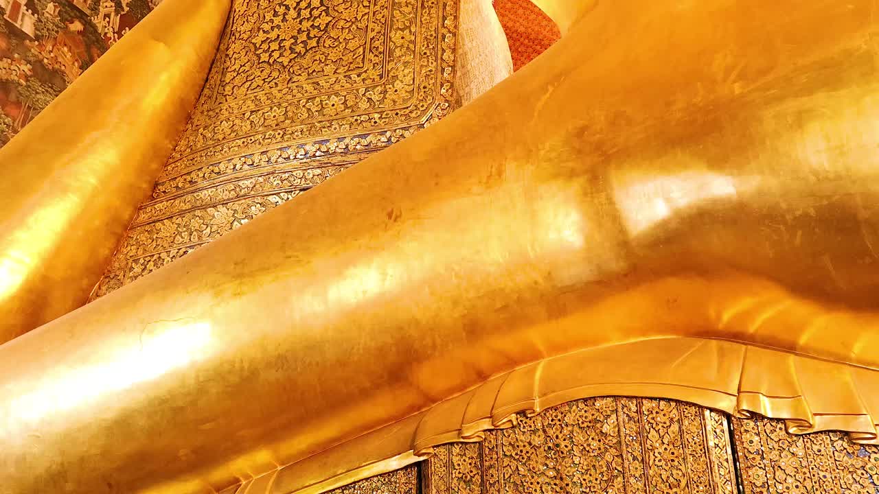 穏やかな涅槃仏の金色の仏像