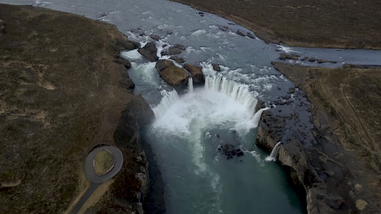 cascada de godafoss en el norte de islandia durante el verano desde arriba