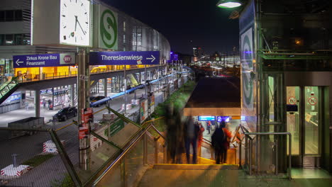 Munich-Hackerbrucke-Lapso-De-Tiempo-En-La-Noche