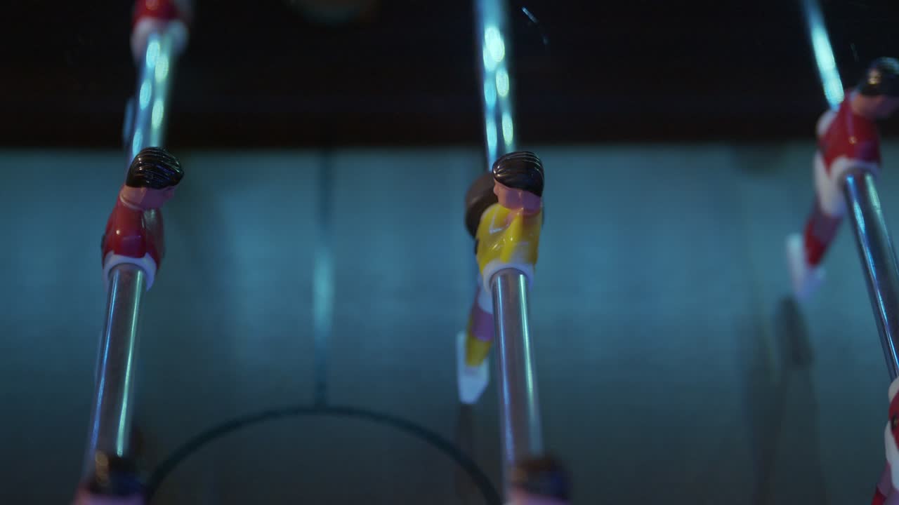 볼 테이블 게임 은 오른쪽에서 왼쪽으로, 느린 속도, 클로즈업, 움직이는 게임 플레이어와 함께 추적