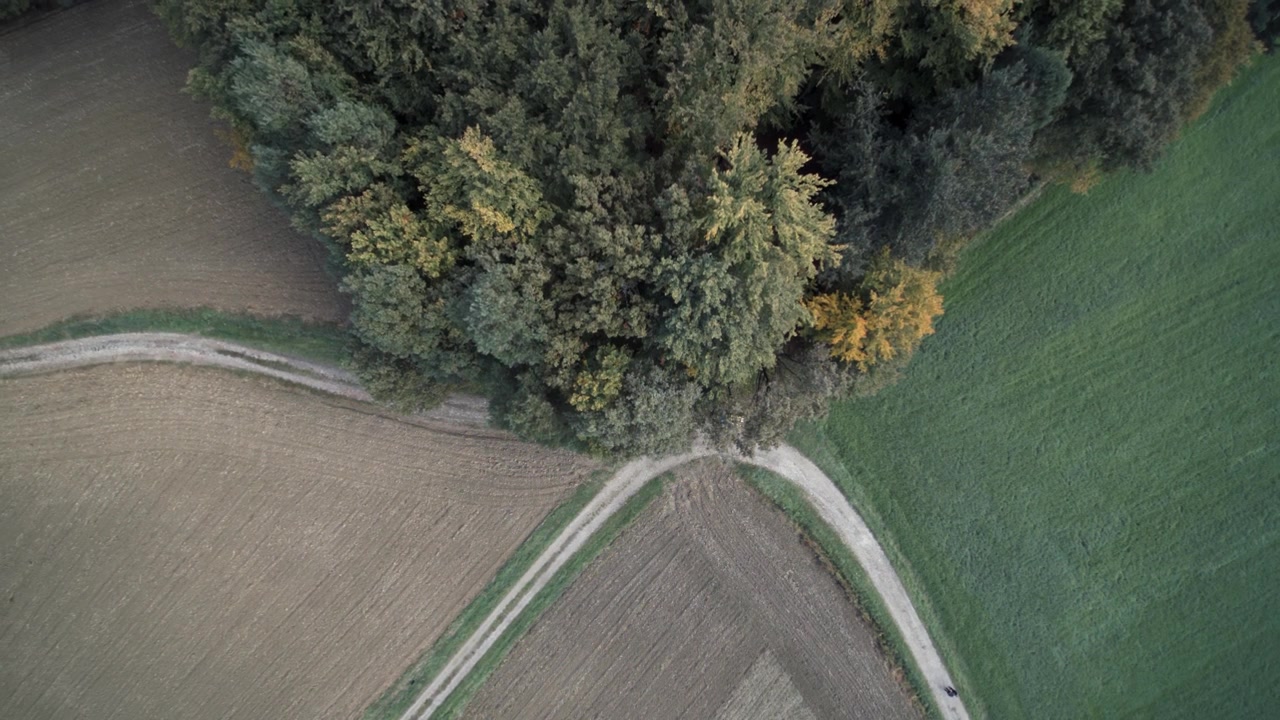 Droneoptagelse af et skovområde i det slovenske landskab