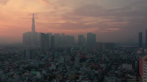 panorama aéreo temprano en la mañana de la ciudad de ho chi minh con niebla sobre binh thanh y el distrito uno con amanecer, arquitectura y río saigón