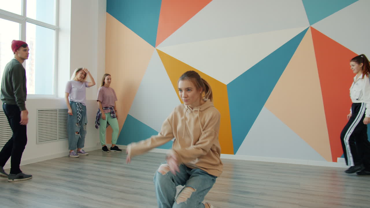 Mladí lidé tančící v tanečním studiu